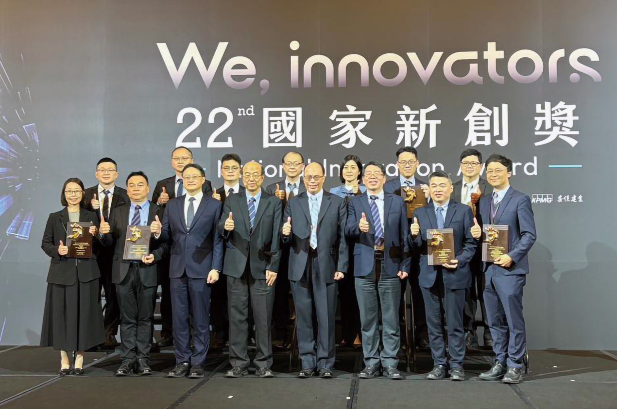 圖1軍醫局陳元皓副局長本院吳家兆副院長率獲獎團隊受獎